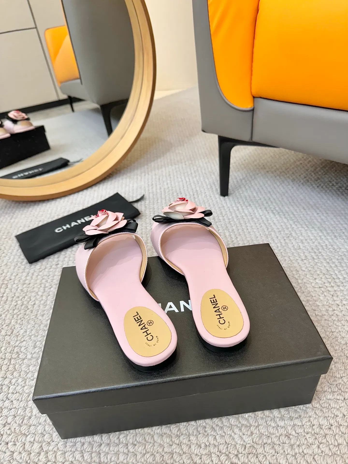 👟👟Ex-factory price 440👟👟 CHANEL Xiaoxiang ss25P new spring and summer thick-soled camellia slippers CHANE*｜Xiaoxiang ss25P new spring and summer thick-soled camellia slippers series! This season’s camellia series is really beautiful😍Grandma Xiang’s family has always been elegant and ladylike, full of high-end looks! It’s very nice on the feet~Whether it’s worn barefoot or paired with skirts or trousers, it’s very versatile! Incomparably beautiful! Especially fairy🧚overwhelmingly girly‼ Number of yards: 35-40 yards